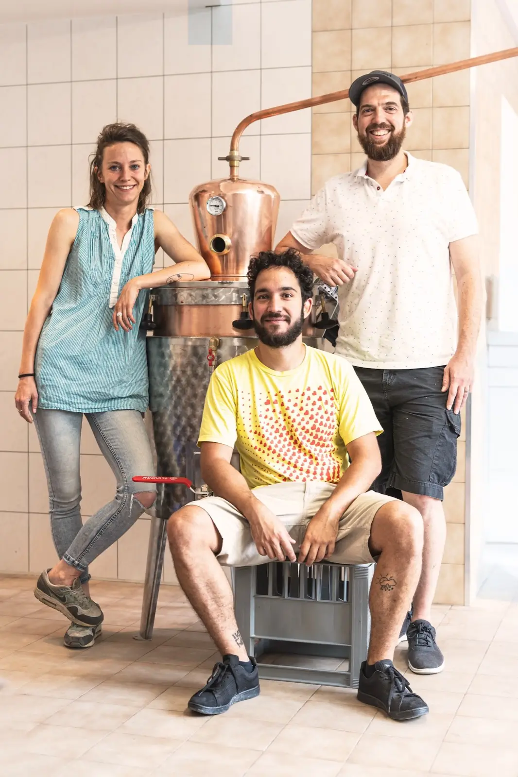 Céline, Julien et David posent devant le grand alambic en cuivre